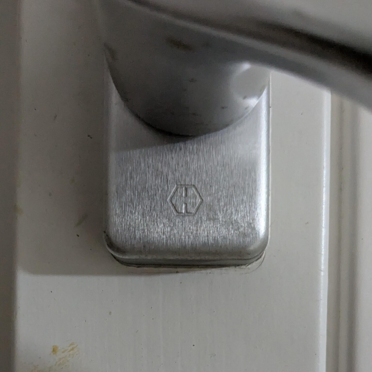 Can anyone recognize this apertures (doors/windows) brand?