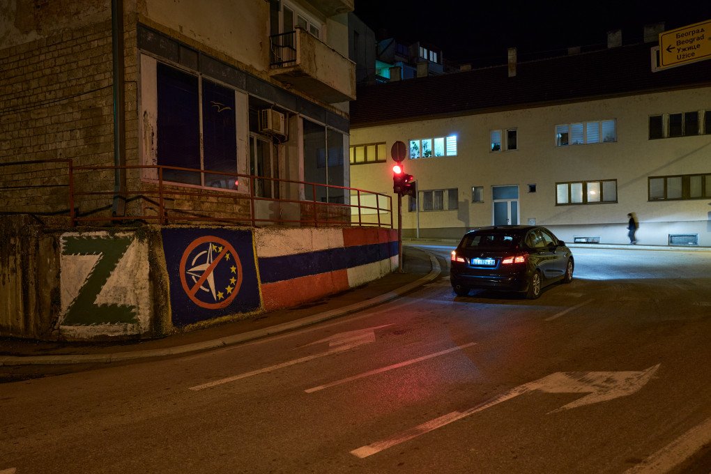 VISEGRAD, BOSNIA AND HERZEGOVINA – SEPTEMBER 28: A mural with the symbol of Russia’s war against Ukraine, an anti-NATO and anti-EU symbol, the flag of Russia and Serbia on September 28, 2022, in Visegrad, Bosnia and Herzegovina. Visegrad is a city in the Bosnian Serb entity Republika Srpska near the border with Serbia, where a majority of Bosnian Serbs live. (Source: Getty Images)