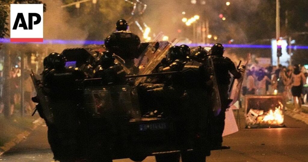 Riot police chases anti-government protesters in Serbia | Videos