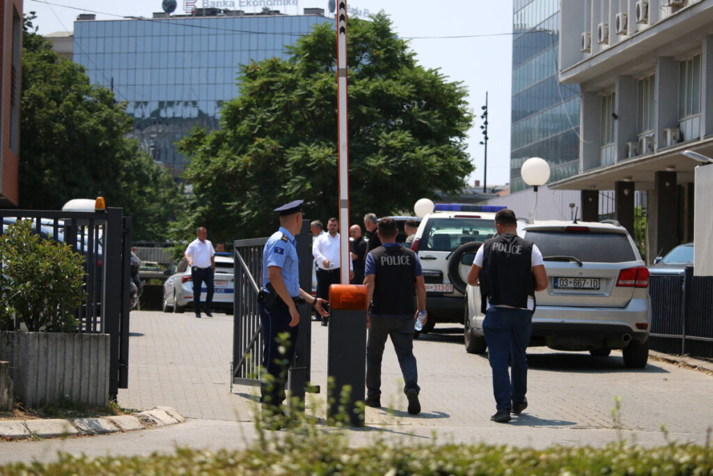 Kosovo Police fire upon Serbs during identification near Leposavić