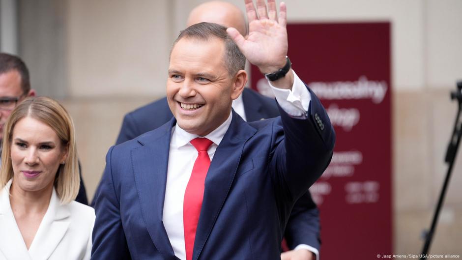 Trump-backed Nawrocki sworn in as new president – DW – 08/06/2025 Trump-backed Nawrocki sworn in as new president – DW – 08/06/2025