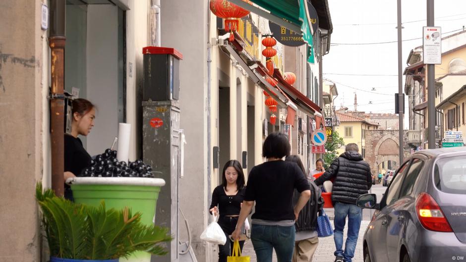Chinese workers transform Italy’s fast fashion hub – DW – 08/27/2025 Chinese workers transform Italy's fast fashion hub – DW – 08/27/2025