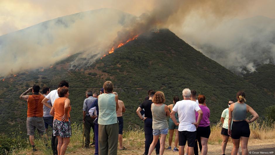 Wildfires rage as heatwave enters 3rd week – DW – 08/17/2025