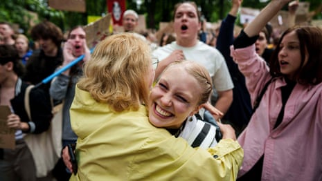Ukrainian protesters celebrate as lawmakers vote to restore power of anti-corruption bodies – video
