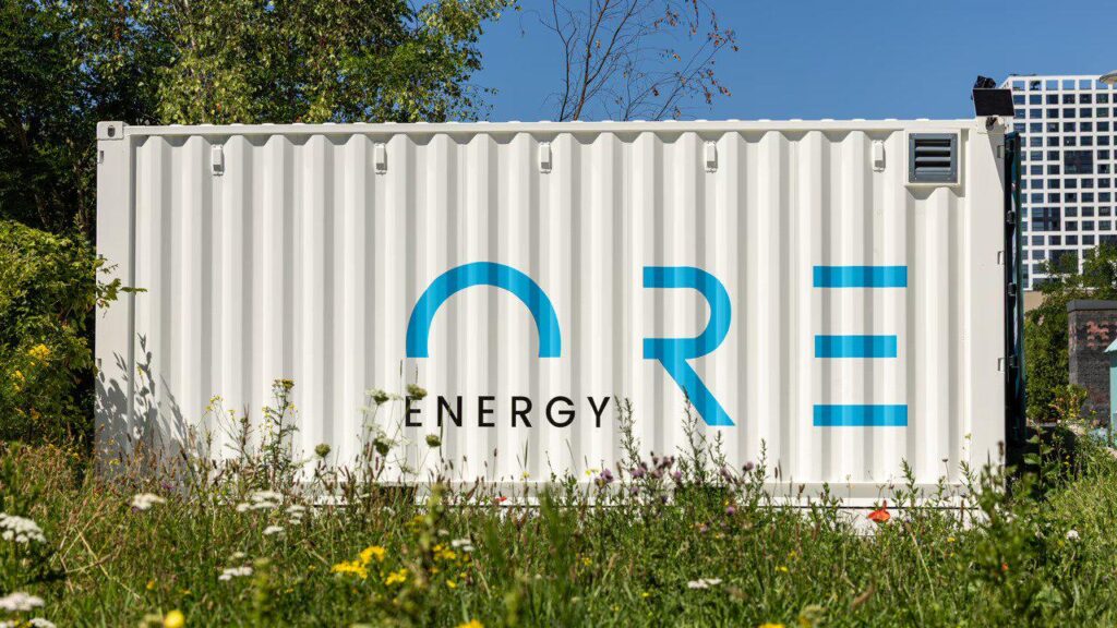 In a world first, in the Netherlands an Iron-Air battery has been connected to the grid for the first time. It stores 100 hours of electricity by rusting & de-rusting.