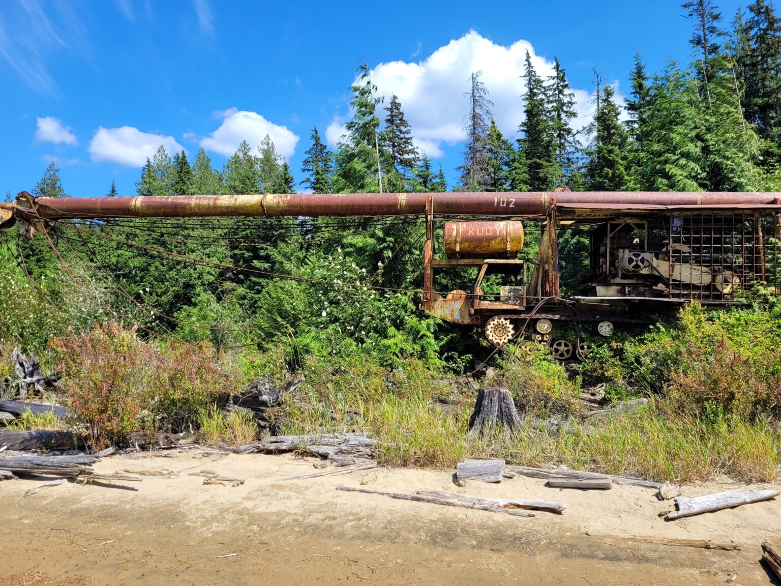 Our 🇵🇱 people were here. "RUDY" An abandoned logging yarder at Stave Lake, BC, built on a 1960's Tank