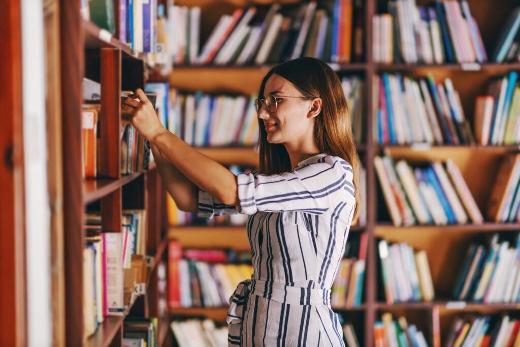 How many and what kind of books do Greeks read