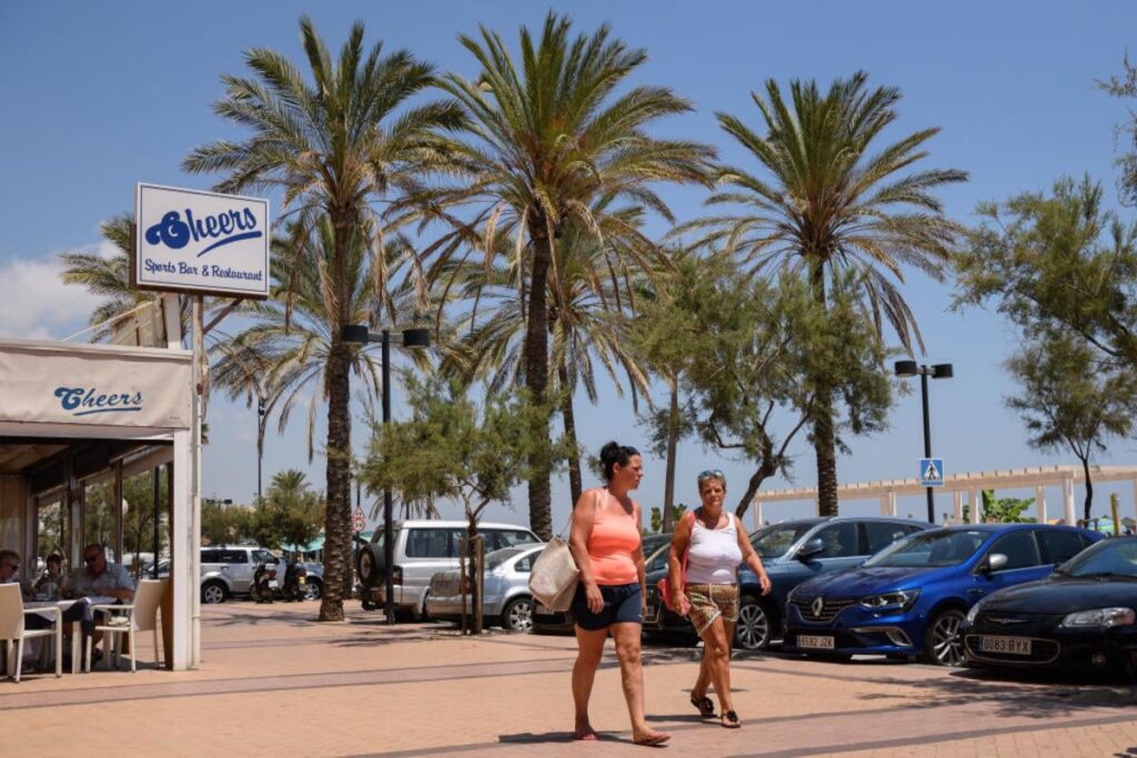 Brain drain latest: Number of Brits choosing to move abroad doubles