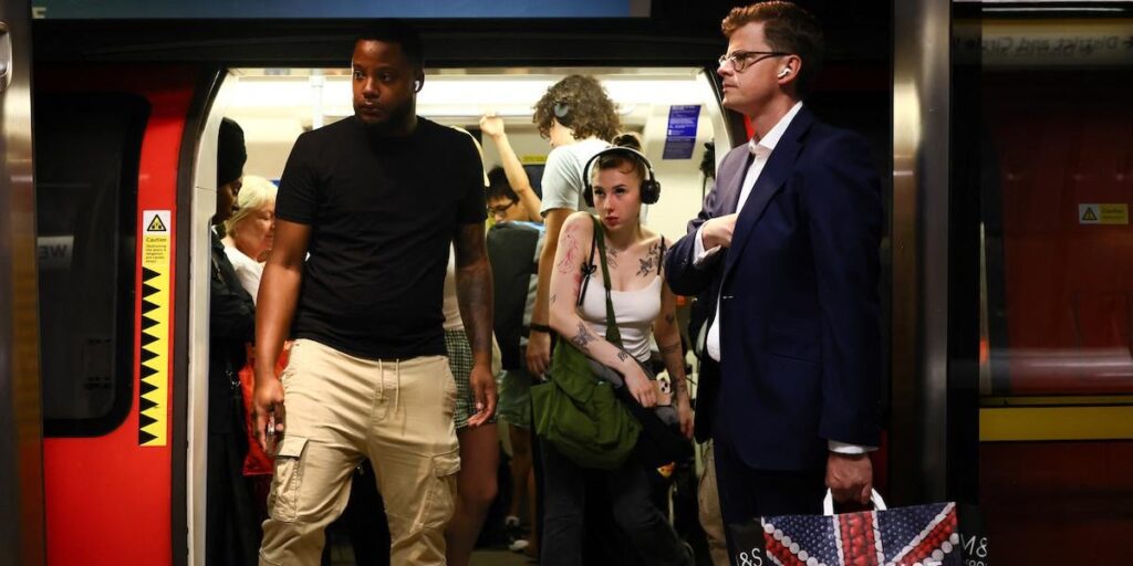 The London Metro against those who listen to the music without headphones