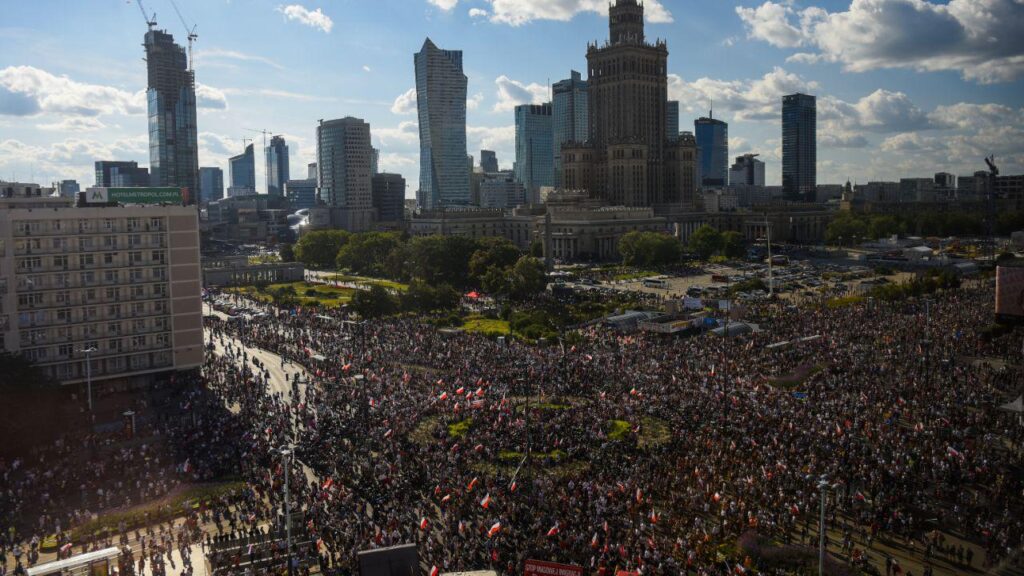 Sirens wail as Polish capital stands still to mark 81 years since Warsaw Uprising