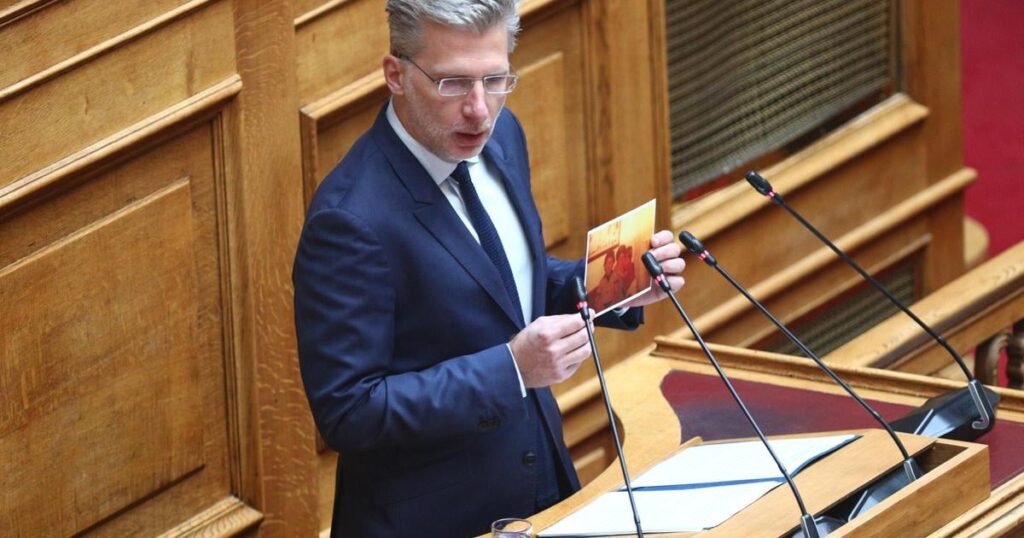 Internet posting reactions by Skrtso State Minister. Post sunset and wrote: "Those who didn't go on holiday keep these pictures"