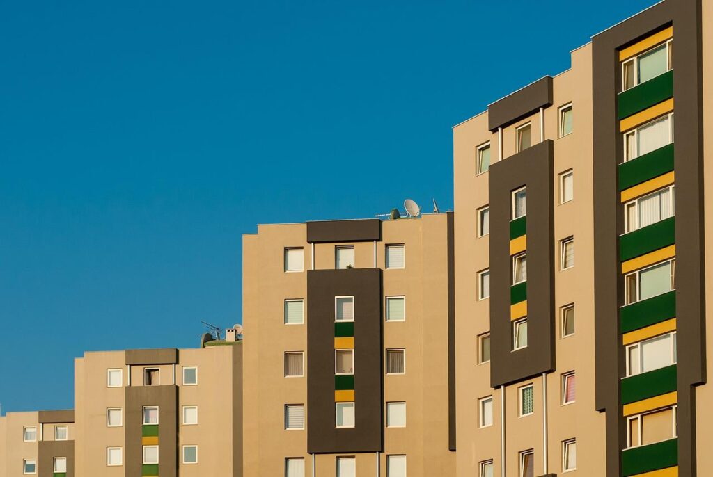 The introduction of a disaster tax for people with three or more apartments could cover only 0.8 percent of the richest Poles - says Deputy Minister of Funds and Regional Policy Jan Szyszko.