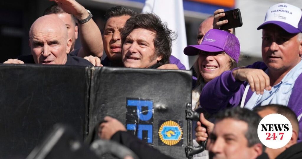 Argentina: protesters took President Javier Miley with stones