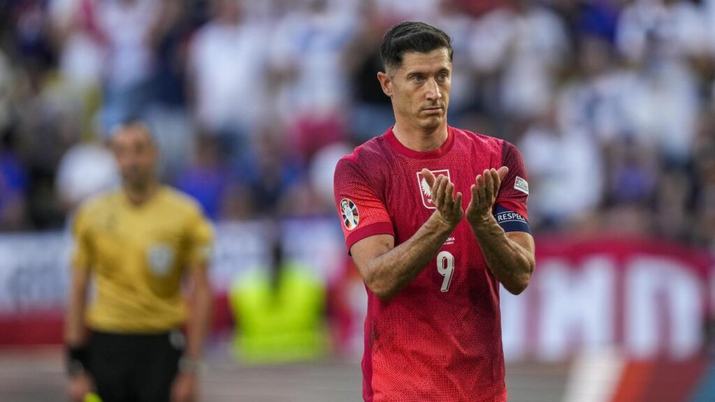 Lewandowski returns to Poland’s national team as captain following row with former coach Lewandowski returns to Poland’s national team as captain following row with former coach