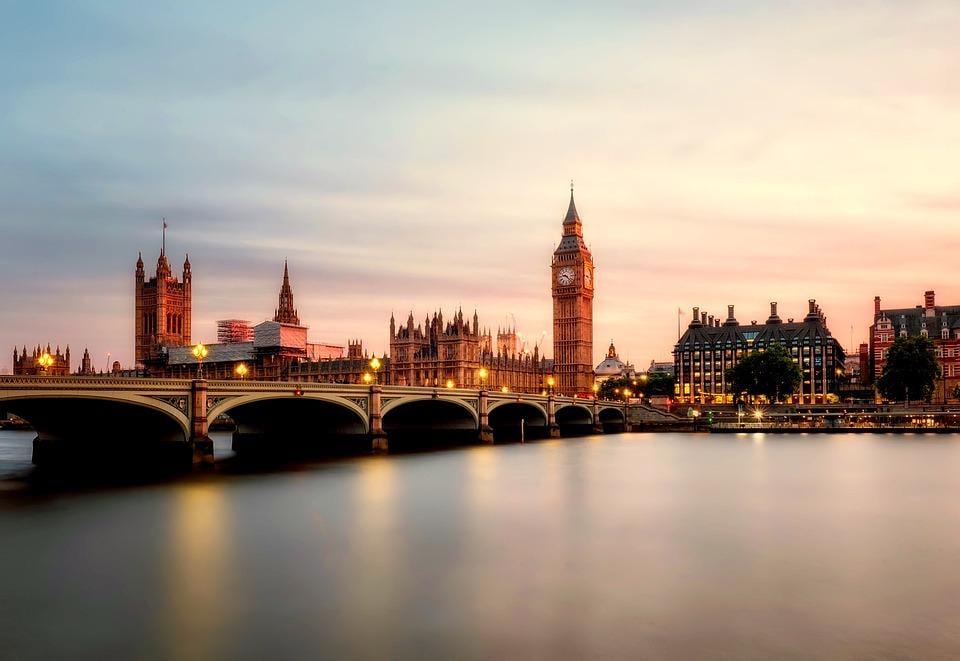 The British government advises to remove old emails and photos to save water