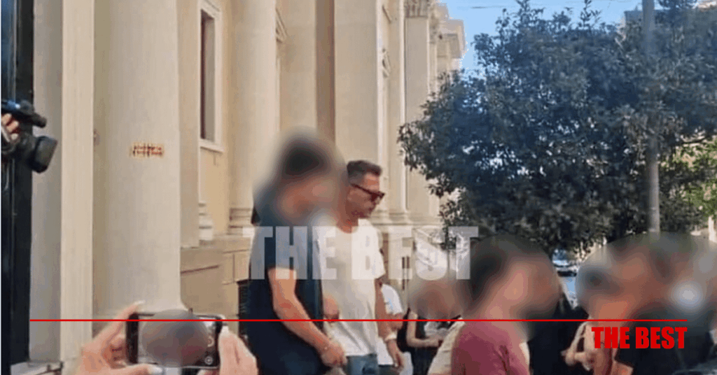 In Patras people did not applaud a arsonist. They applauded one - against them - volunteer, who was arrested unjustly and irregularly as a scapegoat