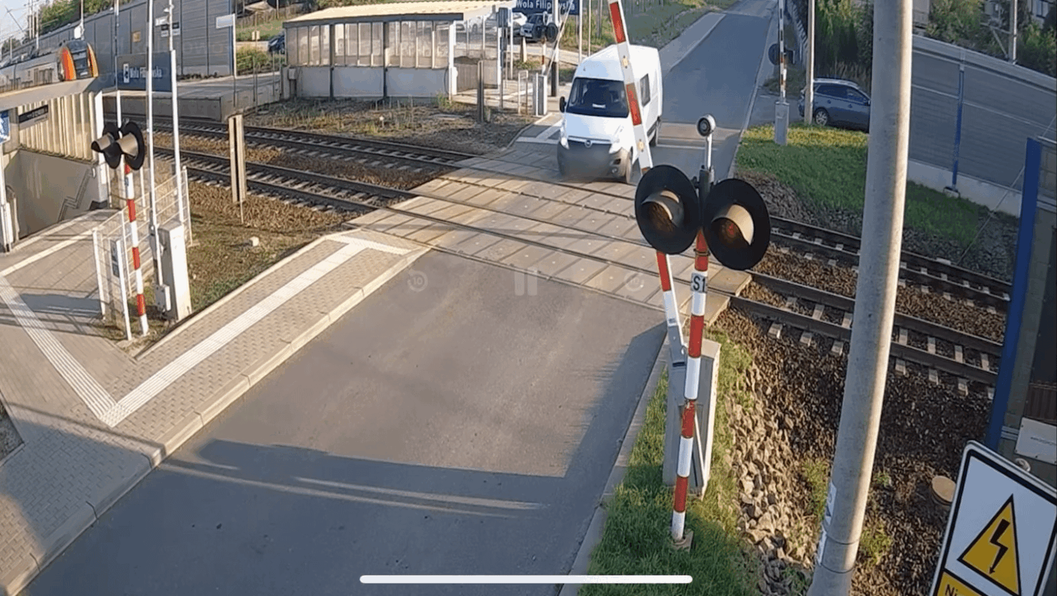 It's good that he didn't outlined the varnish by pushing the barrier.