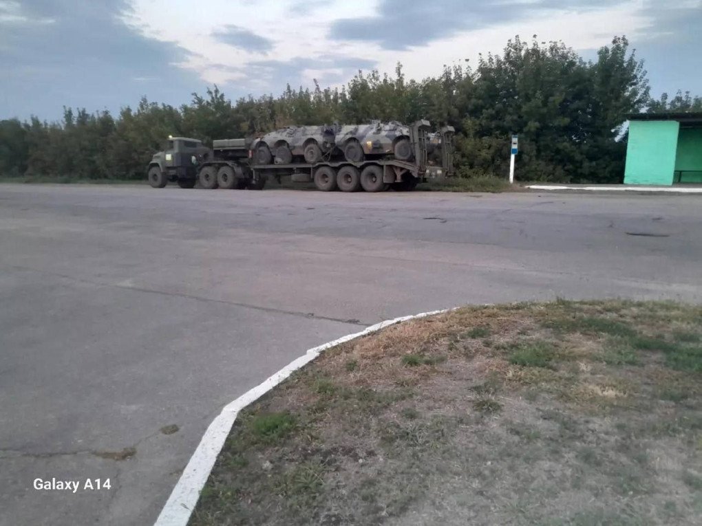 Italian Puma 6×6 and 4×4 APCs on a KrAZ-6322 Transporter at a Ukrainian Roadside. (Photo: Open source) Italian Puma 6×6 and 4×4 APCs on a KrAZ-6322 Transporter at a Ukrainian Roadside. (Photo: Open source)
