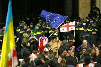 Police officers block demonstrators during a rally in Tbilisi calling for new elections and the release of political prisoners. March 31, 2025.