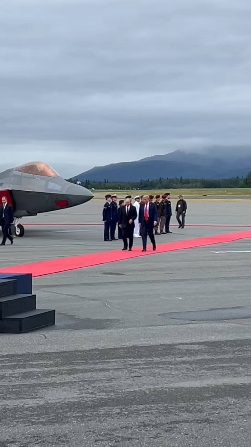 Galactic Empire forces show: B-2 bomber flew over Putin
