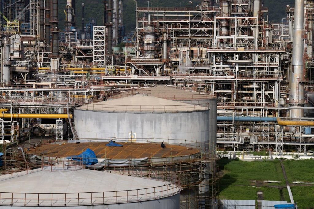 Oil Rises as Waning Ukraine Peace Hopes Endanger Russian Supply Oil Rises as Waning Ukraine Peace Hopes Endanger Russian Supply