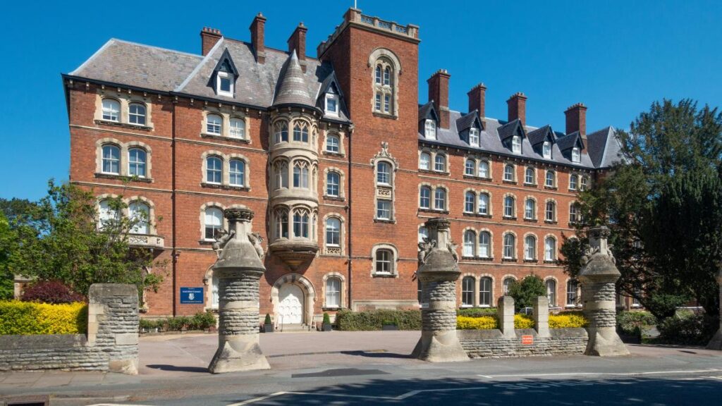 Surge in Chinese acquisitions of UK private schools
