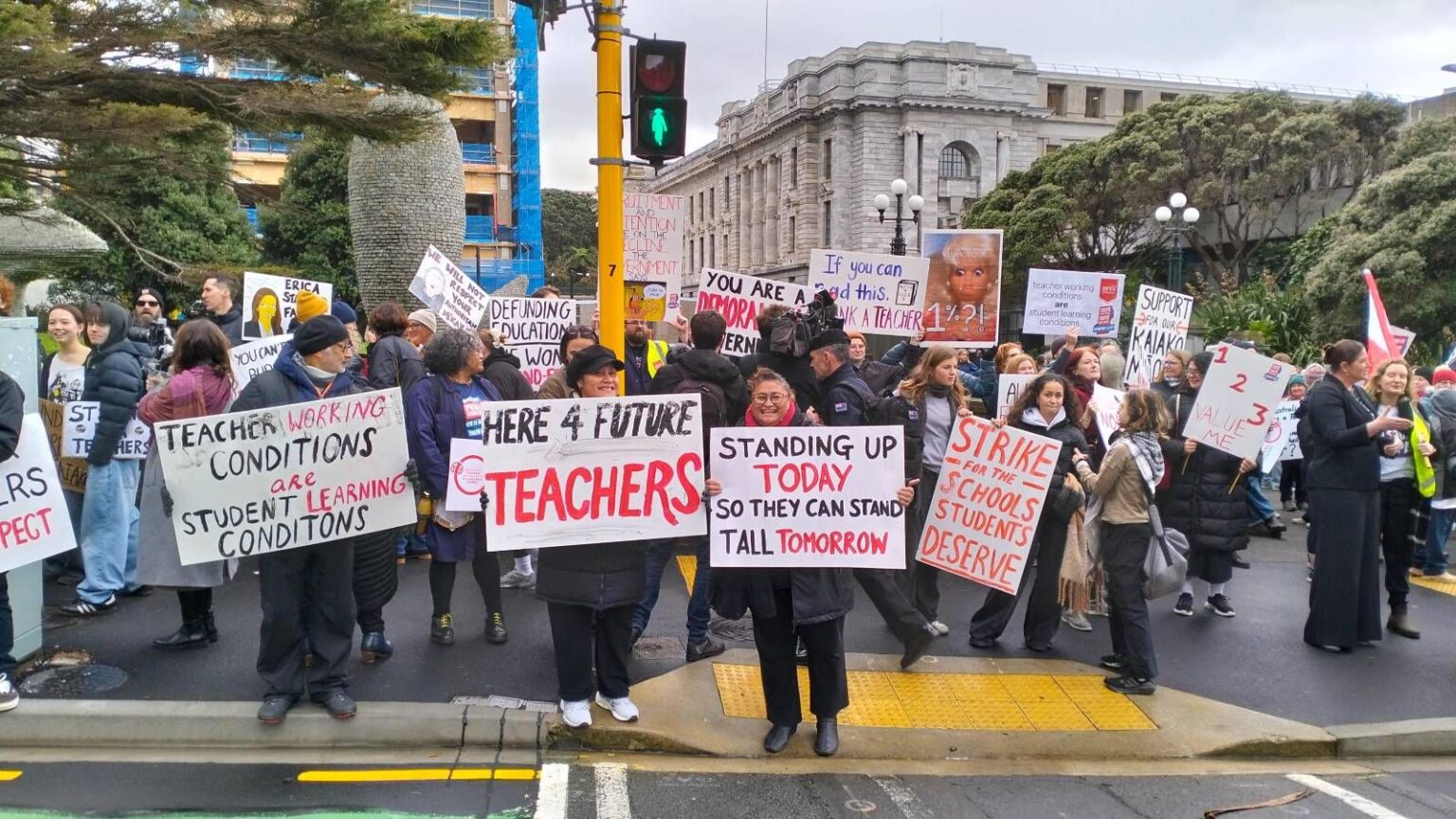 20,000 New Zealand high school teachers strike