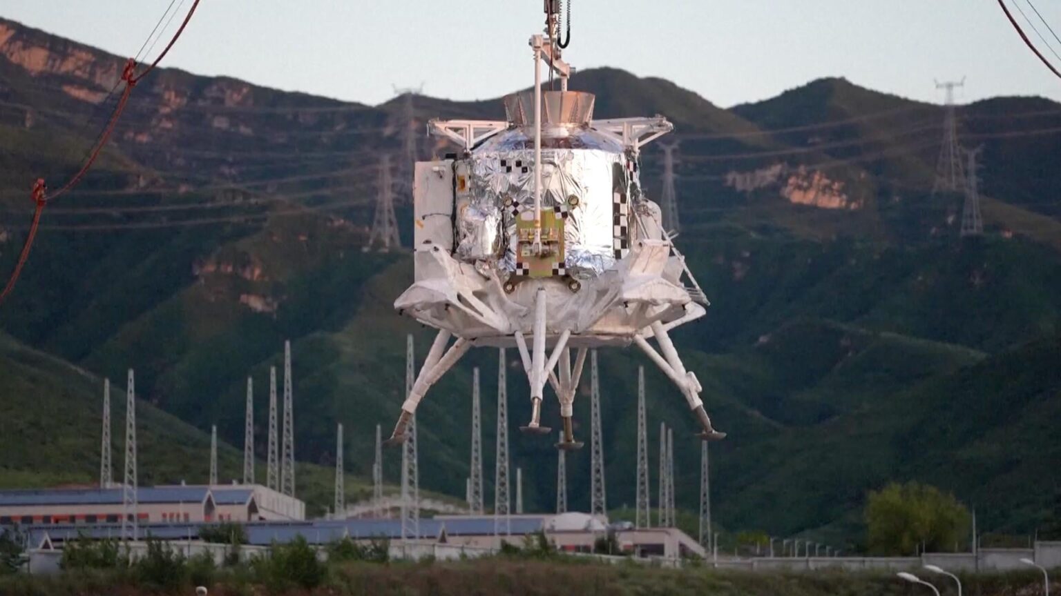China's lunar lander aces touchdown and takeoff tests ahead of planned 2030 crewed moon mission