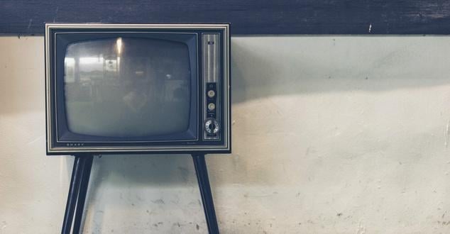 We watch TV less and less often. Who leaves this medium and who is his supporter?