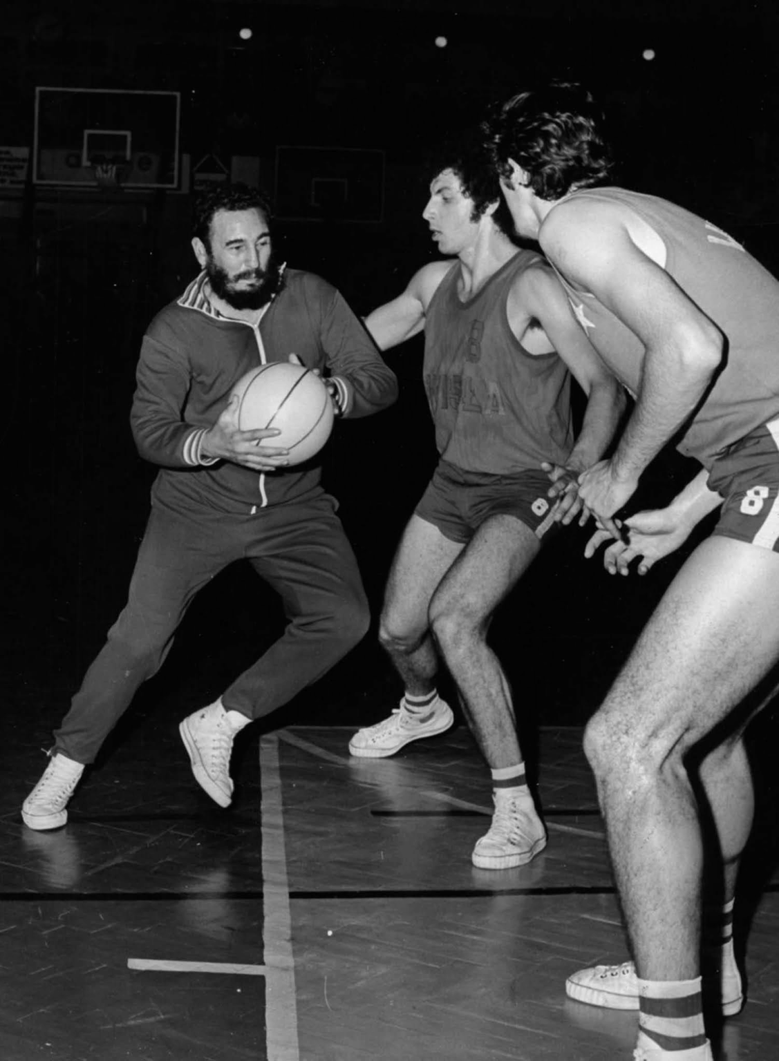 Who are the students that played basketball with Fidel Castro in Cracow in 1972?