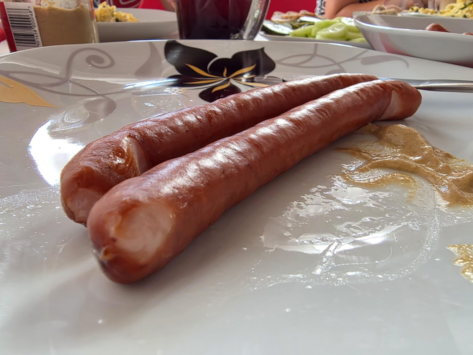 How do I avoid 3rd degree burns from the geyser after cutting into the kiełbasa?