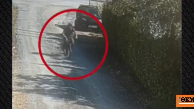 The moment the 62 -year -old alien arson leaving with a mountain bike from the point where the fire broke out in Paiania