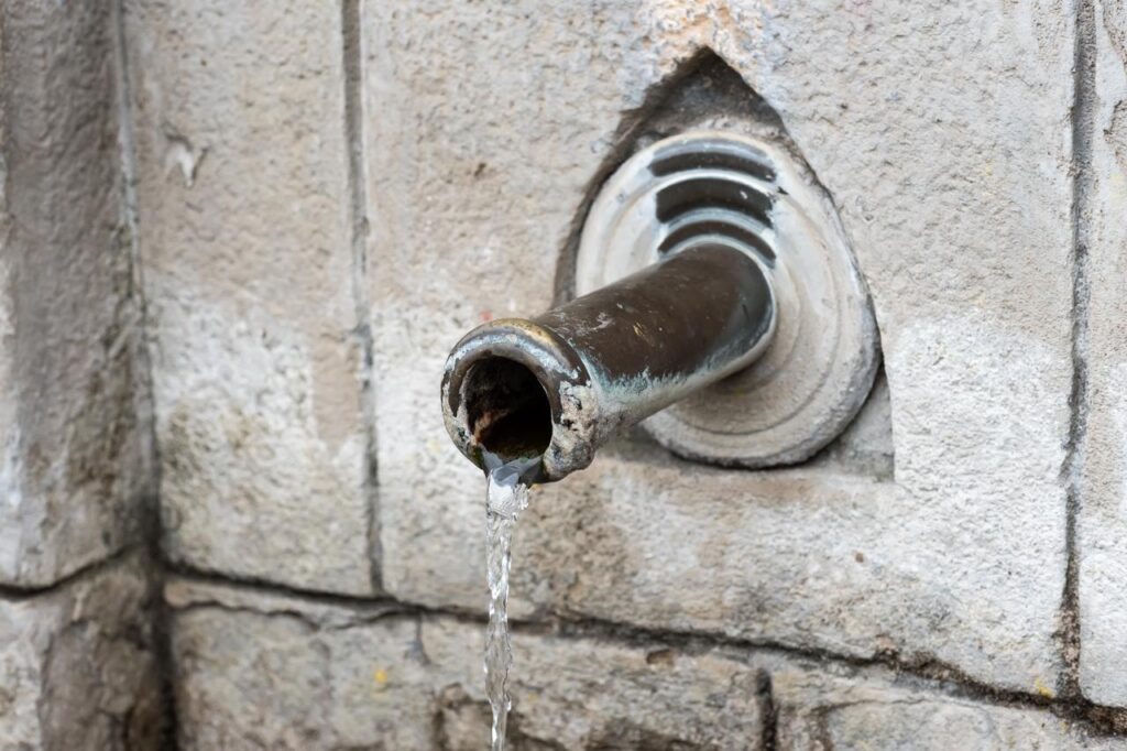 A drinking fountain flows steadily, while some parts of Bulgaria are currently facing severe water shortages. (Adobe Stock Photo)