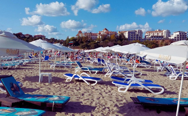 Bulgaria: Bulgarian Concessionaires Comply with Dual Pricing, Tourists Split on Paying in Euros