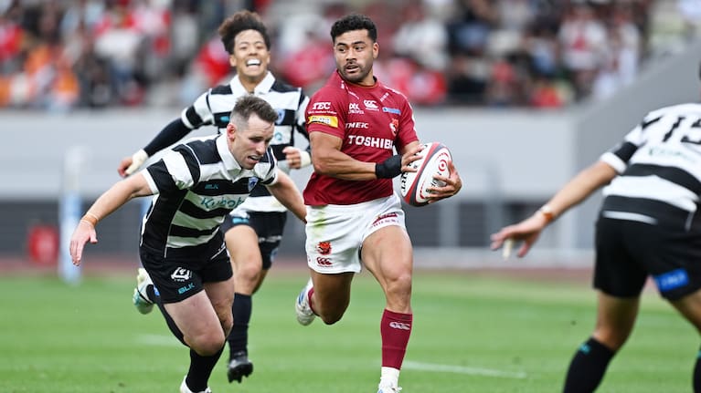 Richie Mo'unga makes a break for Toshiba during the Japan One final recently.