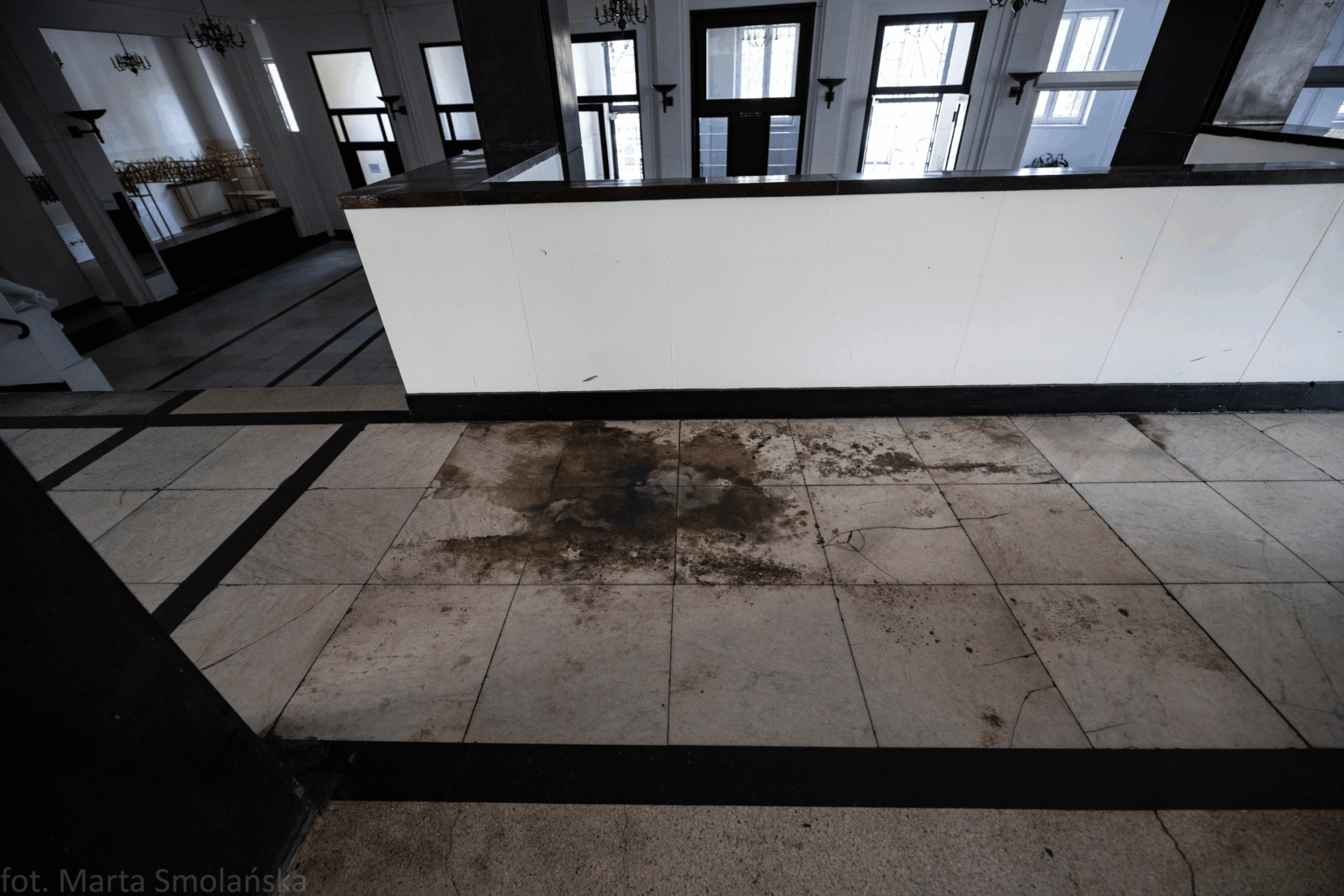 Warsaw Uprising: Traces of blood in the building at Smulikowskiego 6/8 that have survived (photo from 2019)