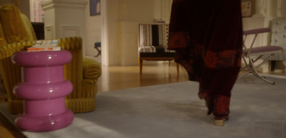 carrie bradshaw chaotic living room