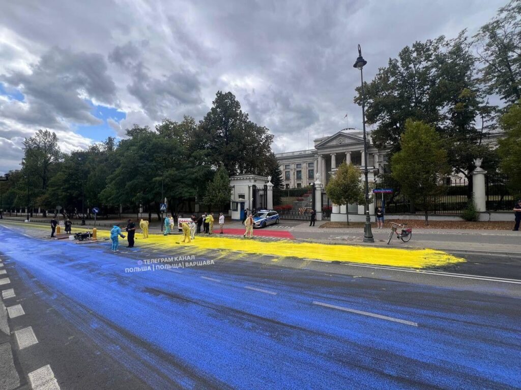 Today, on Ukrainian independence day, the road in front of the Russian embassy has been painted blue & yellow