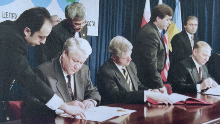 Boris Yeltsin (2L) and Bill Clinton (C) sign the 1994 Budapest Memorandum
