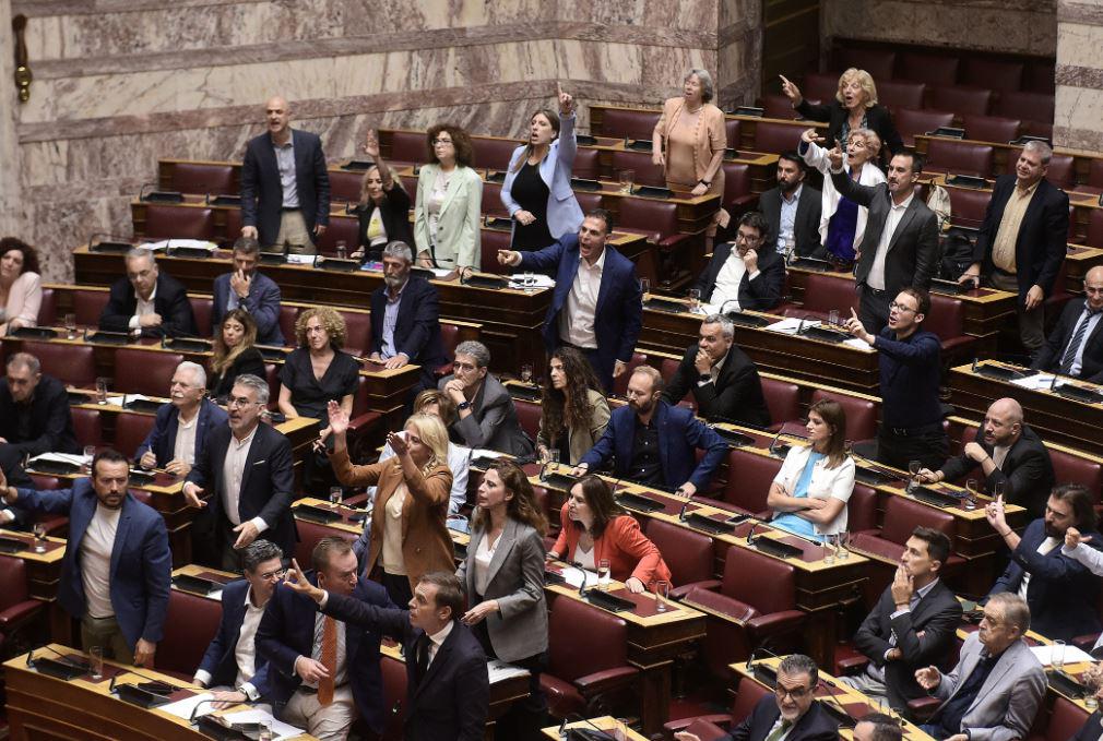 Scene in Parliament for OPEKEPE: ND voted against pre -trial - departures, complaints "for a coup"