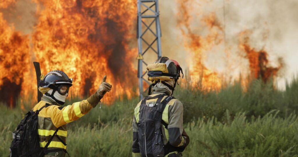Spain deploys 500 more troops to battle wildfires amid heat wave Spain deploys 500 more troops to battle wildfires amid heat wave