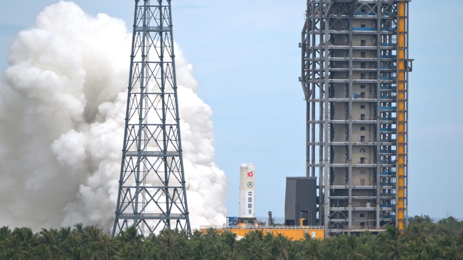 After recent tests, China appears likely to beat the United States back to the Moon