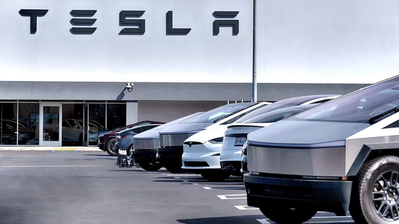 Thousands object Tesla's bid to supply energy to homes in the UK