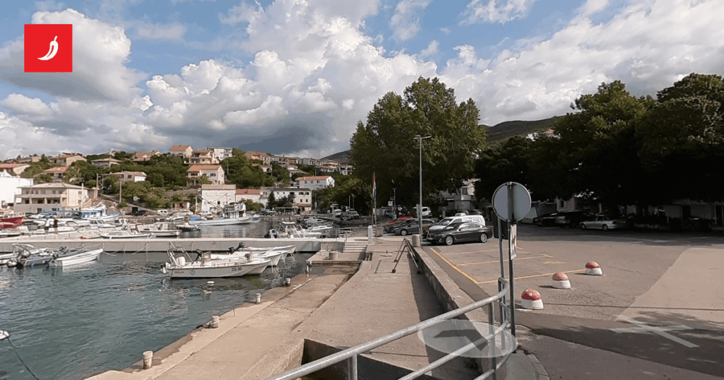 Drunk Poles causing chaos in Croatia, one entered the cafe with an axe Drunk Poles causing chaos in Croatia, one entered the cafe with an axe