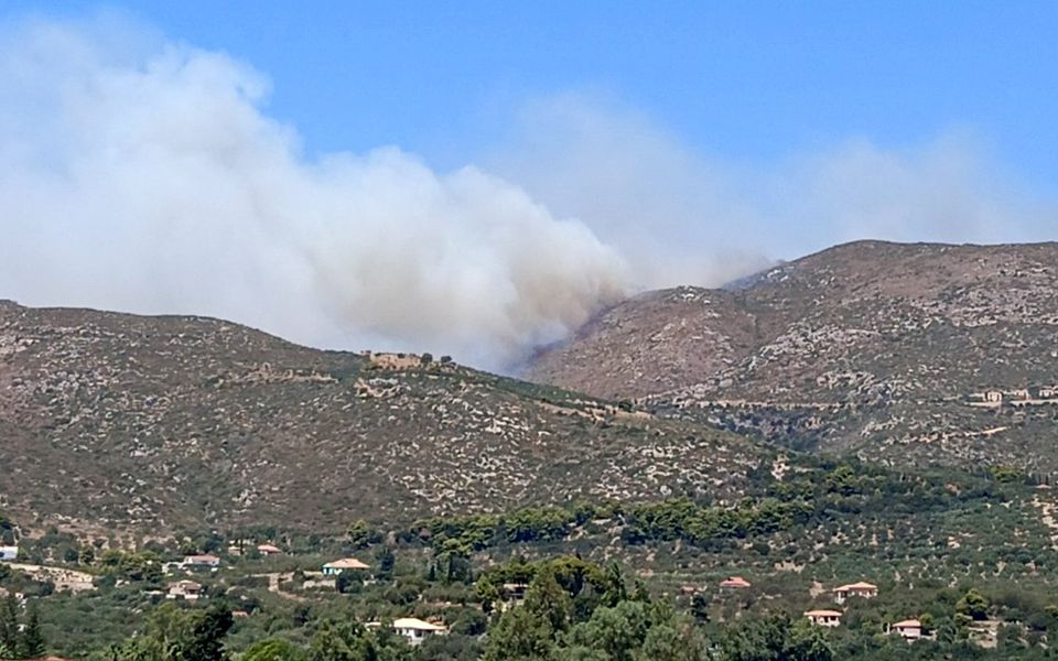 Wildfires raging in western Greece, hotel evacuated on Zakynthos