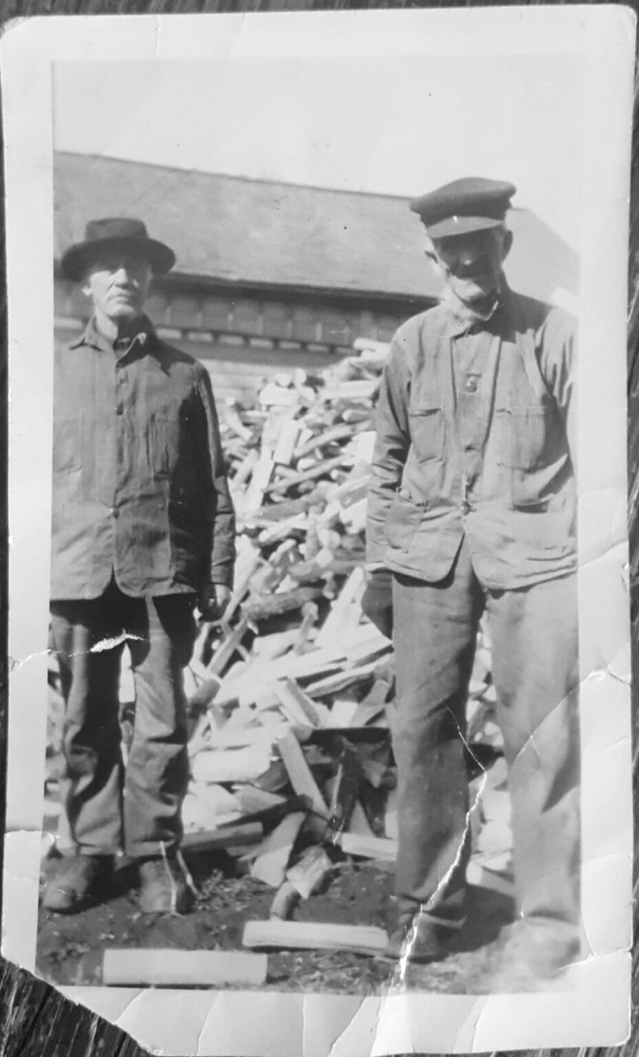 Hallo!  My (US) wife's relatives are in this photo and there is writing on the back that we can't translate.  Any help would be appreciated.  Takk!