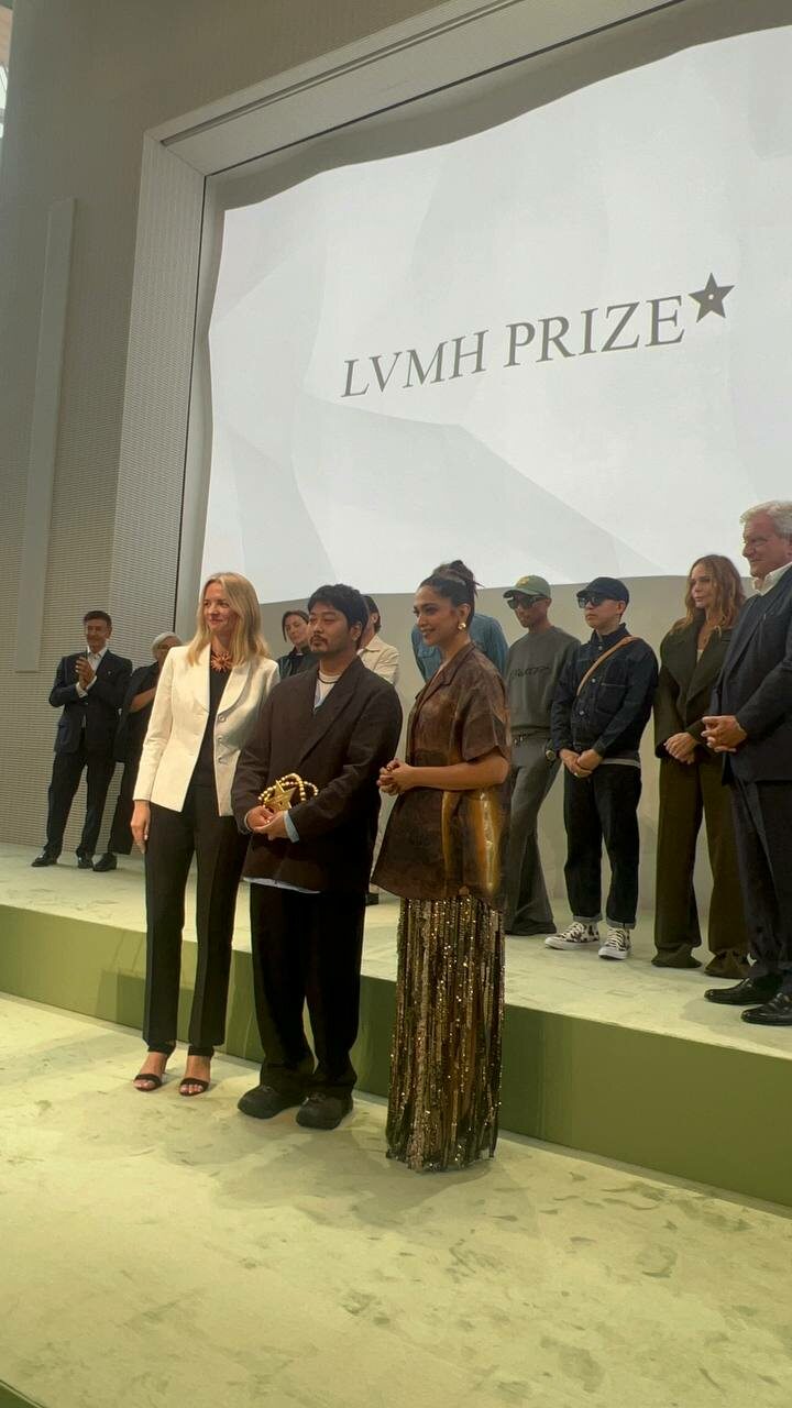 Soshi Otsuki (center) holding the LVMH Prize trophy, pictured with jury members Delphine Arnault (left) and Deepika Padukone (right) at the 2025 LVMH Prize ceremony held at the Louis Vuitton Foundation in Paris.