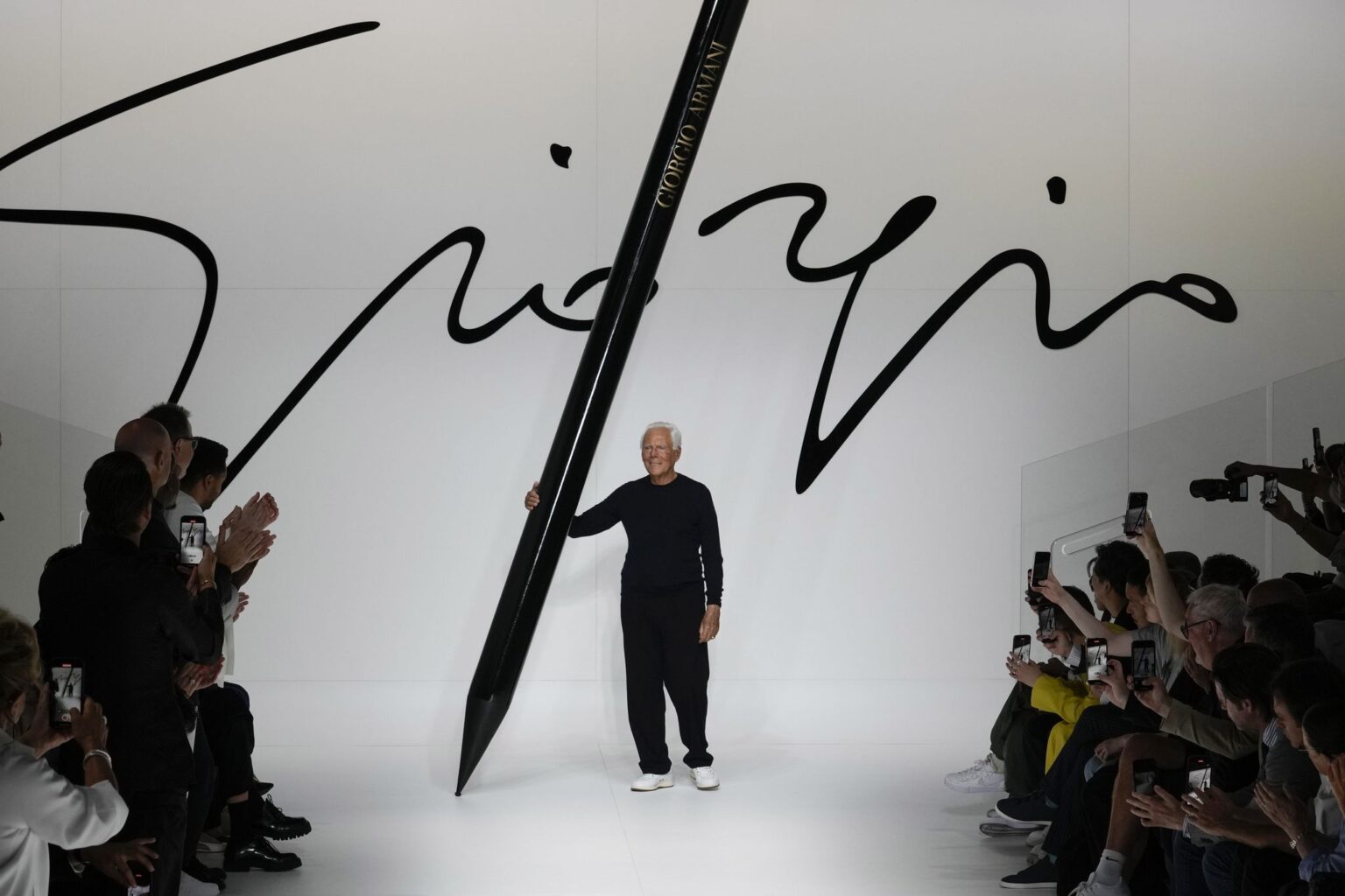 The late Italian fashion designer Giorgio Armani instructs heirs to sell 15% of his empire The late Italian fashion designer Giorgio Armani instructs heirs to sell 15% of his empire