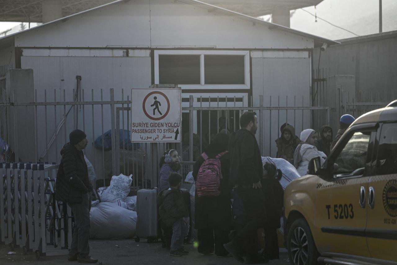 Syrian refugees pass the Cilvegozu cross-border gate to enter Syria at Reyhanli district in Hatay, Türkiye, December 9, 2024. (AFP Photo)