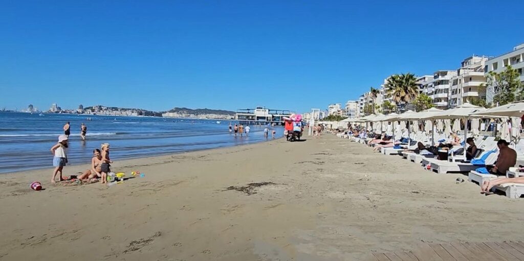 Durrës filled with vacationers, dominated by Kosovo Albanians